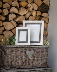 Grey trim distressed photo frame ... 6x4”