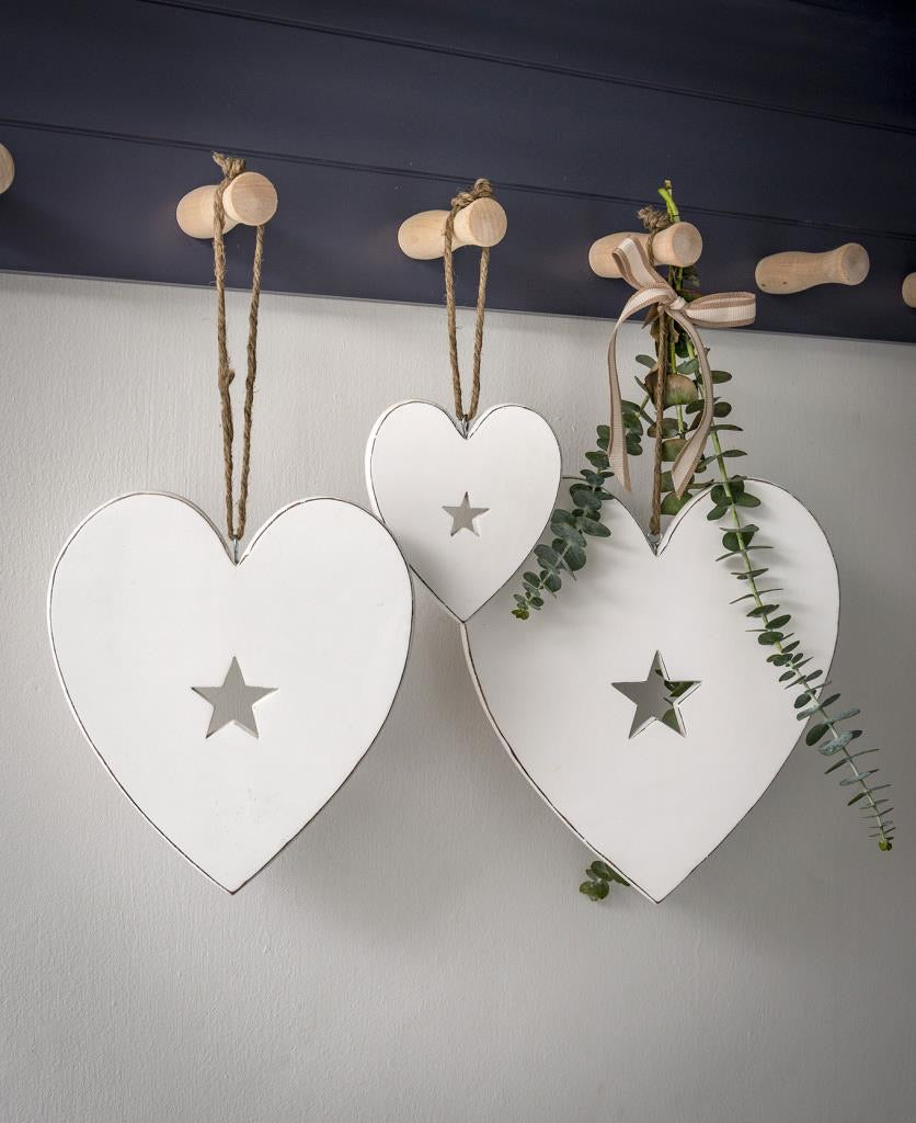Hanging hearts with carved star detail ... white