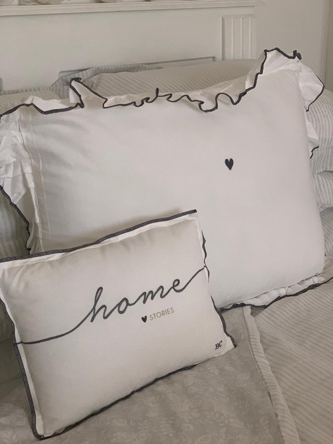 Home Stories White  / grey Cushion