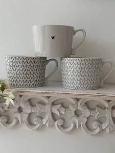 Grey outline full heart pattern mug