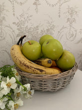Load image into Gallery viewer, Wicker round Basket