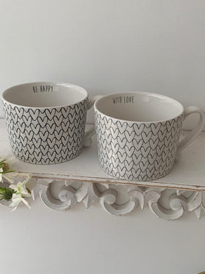 Black outline full heart pattern mug