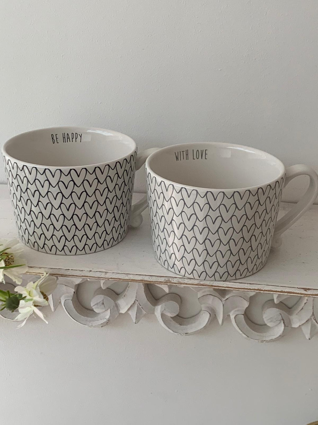 Black outline full heart pattern mug